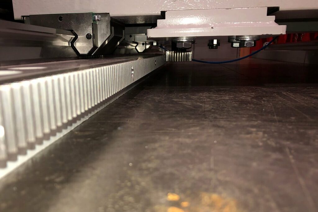 Wheel base setting via linear guide and toothed rack
